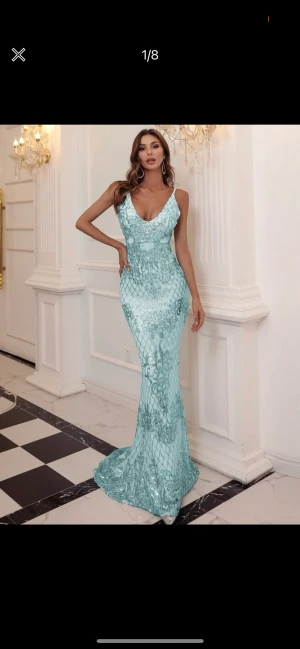 Balklänning  - Oanvänd balklänning då jag hittade en annan som jag hellre ville bära! Men klänningen är verkligen så fin och har ett väldigt fint material som gör att den skiner och får lyster. Pris går alltid att diskutera💕