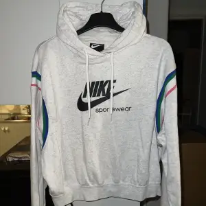 Croppad ljusgrå Nike hoodie i stl S. Köparen står för frakten! Kom privat för mer bilder.