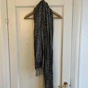 Två fina halsdukar!  - En Halsduk med leopard mönster och en turkos lite smalare, två för 75 en för 50kr