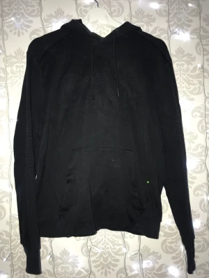 Hugo boss hoodie storlek S - (Äkta) Hugo boss hoodie i storlek S, passar även M. Ribbade ärmar och luva, jättefin hoodie och ännu finare på.
