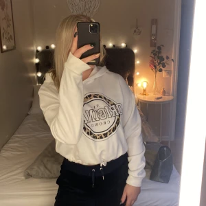 Hoodie  - Säljer min superfina lätt croppade hoodie från gina pga den aldrig kommit till användning. Så väldigt fint skick 💗pris går att diskutera 
