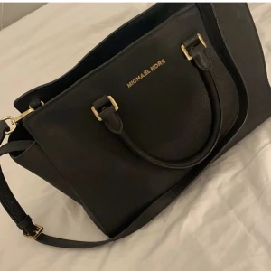 Michael kors väska - Äkta svart Michael kors väska i fint skick.