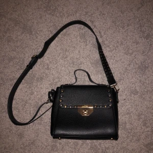 Handväska/ axelremsväska - Söt praktisk och rymlig. Märket är L.CREDI och nypriset var runt 600kr. Säljer efter som de inte rikitgt är min stil längre❤️ Bra skick inga som helst slitningar