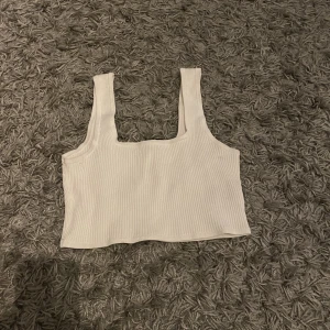 Vit linne - Super snyggt vitt linne från h&m kroppad med super snygg passform