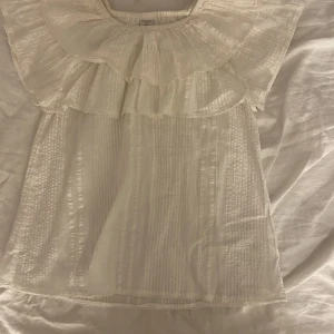 Tröja - Säljer min fina tröja från Lindex, knappt använd! Lite smått genomskinlig vid magen men annars täcker den helt💕 Kan mötas upp i Jönköping eller frakta, köparen står för frakten!💕