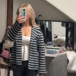 Kort kappa  - Söt kort kappa från Zara i storlek XS💕hör av vid frågor 