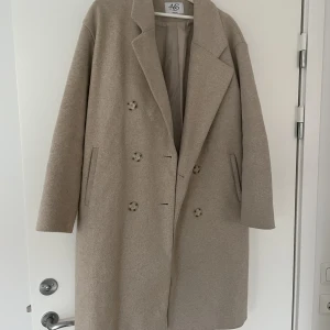 Beige kappa, strl 38 - Beige kappa från NA-KD. Storlek 38. Köpt för ca 2 år sen, använt skick. 