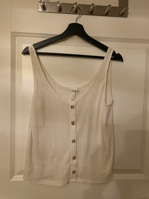 Vitt linne med knappar - Jättefint vitt linne med knappar. Sparsamt använd och i nyskick. 