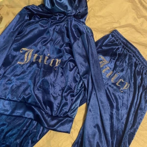 Juicy couture  - köpta för 500kr, men säljer då dem var för liten storlek. 250kr för både byxa och ziptröja. Du betalar för frakten. !OBS! Inte äkta!