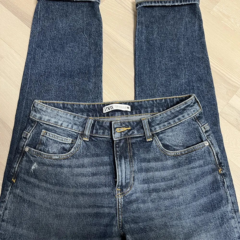 Säljer oanvända zara blå jeans i storlek 36. Jeans & Byxor.