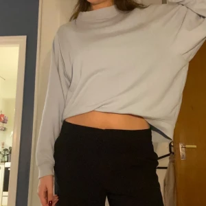 Ljusblå sweatshirt - Ljusblå sweatshirt! Superfin superskön. Strl M! Säljer för 69kr. Fraktar eller möts upp i Stockholm!