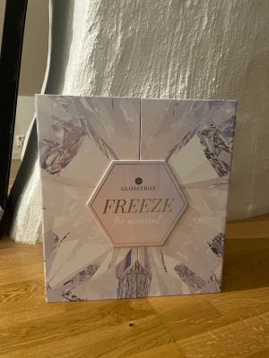 Glossybox adventskalender  - Köpte den för 1290kr men köpte även en annan adventskalender och vill bara behålla 1 av de. Säljer därav denna. Alla produkter är oöppnade och pris kan diskuteras😊