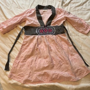 Odd milt klänning  - Odd Molly klänning som är kort som man knyter bak med dom grå banden! Väldigt gott sick använt typ en gång💖❤️💖kan posta🧚‍♂️