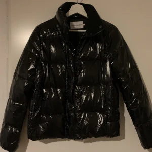 Calvin Klein High Shine Puffer - vinterjacka - Jättefin och varm jacka med avtagbar luva. Endast använd en halv säsong. Strl S. 