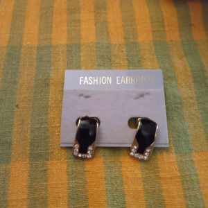 Clips örhängen med svart pärla . - Fina clips örhängen med svart pärla .ej Guld .hämtas i Skene alt skickas o köpare betalar frakten o Swishbetalning tillämpas .frakt inräknat i priset .