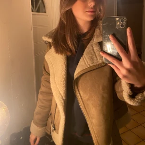 Jacka  - Sjukt snygg jacka i brun mocka material ifrån Zara, inköpt förra året, mycket bra skick då den inte har använts så mycket tyvärr. Storleken är L men det är just för att jag inte ville att den skulle sitta tajt. Passar definitivt S o M också❤️