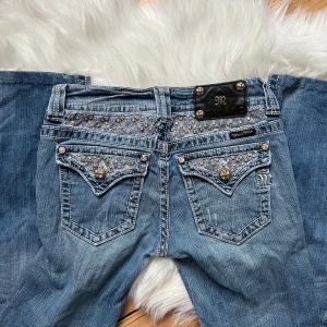 Miss me - Först till kvarn!!!! Säljer dessa fina miss me jeans! Jeansen är i använd sick, och saknar en knapp på baksidan av märkes skylt. Innerbenslängd är 73cm och midjemåttet är 74cm. Jag är 167cm lång.❤️