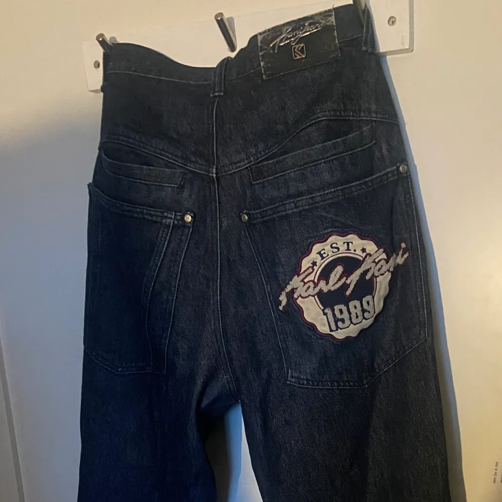 Skit snygga jeans jag köpte gör ett år sen, skit bra skick . Jeans & Byxor.