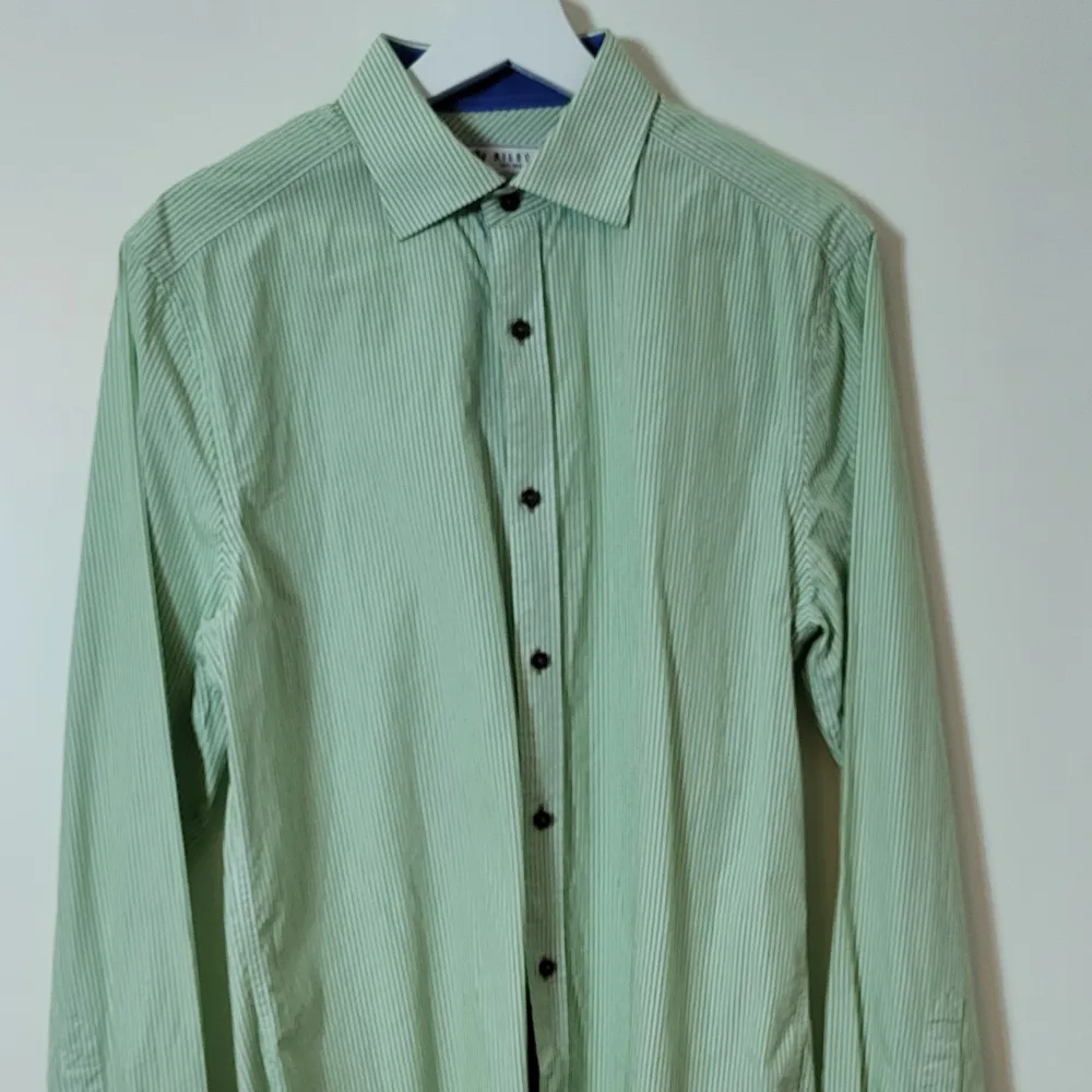 Oanvänd  Snygg grön skjorta med orange detaljer 👔  Märke: Riley  Färg: Grön med orange detalj  Storlek: M (slimfit). Skjortor.