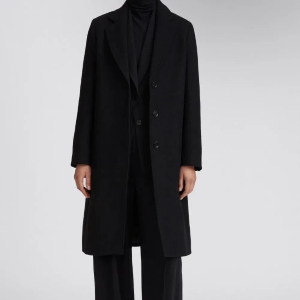 Barnsbury coat Filippa K  Skick: endast använd ett fåtal gånger. Fint skick inget att anmärka på. Storlek: 32 passar 34 Färg: svart  Material: 75% ull & 25% polyamide nypris 4400kr. Jackor.
