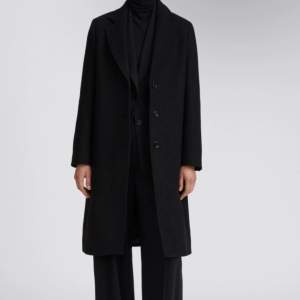 Barnsbury coat Filippa K  Skick: endast använd ett fåtal gånger. Fint skick inget att anmärka på. Storlek: 32 passar 34 Färg: svart  Material: 75% ull & 25% polyamide nypris 4400kr