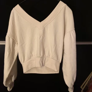 Tjocktröja - En fin tröja från NA-KD i storlek XS som knappast blivit använd av mig🥰