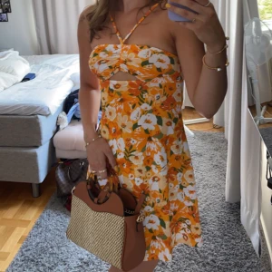 Klänning 🧡 - Klänning från HM! Endast använd en gång. 
