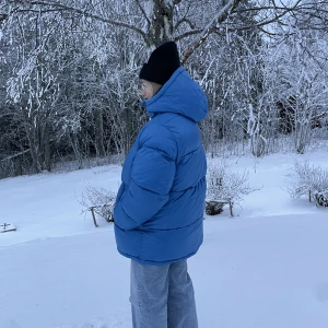 Designed by me, Hm jacka - Oanvänd (endast testad) så varm Hm designed by me. Säljs pga av för stor. Jag är 160 cm och brukar ha stl S i vanliga fall. Nyskick och superskön. Längre modell med ljusblå färg utanpå, inuti är den marinblå. Nypris 899 kr, mitt pris går att disskutera