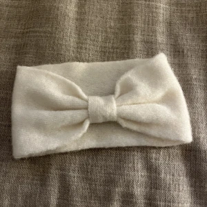 Pannband - Stickat pannband. Aldrig använt 