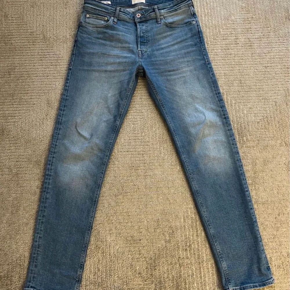 JACK & JONES jeans herr ljusa  Passform: COMFORT FIT Storlek: 31/32  Helt nya jeans använda 1 gång inga som helst fläckar eller så helt nytt då de är använda 1 gång.  Endast seriösa köpare, inga skambud tack!  Pris: 420kr. Jeans & Byxor.