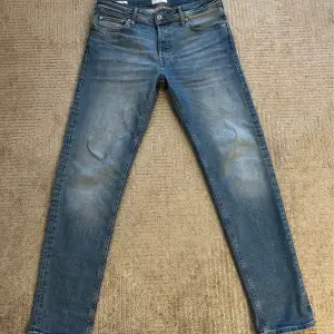 JACK & JONES jeans herr ljusa  Passform: COMFORT FIT Storlek: 31/32  Helt nya jeans använda 1 gång inga som helst fläckar eller så helt nytt då de är använda 1 gång.  Endast seriösa köpare, inga skambud tack!  Pris: 420kr
