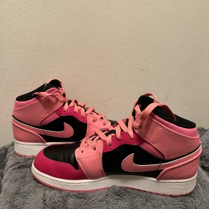 Jordan 1 - Säljer nu mina rosa Jordan 1 då de inte kommer till användning. De är i väldigt bra skick och använda endast ca 2 ggr. Säljer för 2000 men pris kan diskuteras vid snabb affär! 💕💕 (Köparen står för frakt men kan även mötas upp)