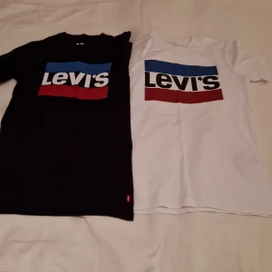 2 st t-shirts - 2 st t-shirts i fint skick säljes. Märke Levis. Barnstorlek 152. Säljes för 120 kr tillsammans eller 75 kr/st. Köparen står för frakten.