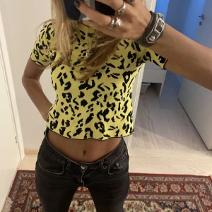 Zara tröja - Säljer min asballa zara tröja  som tyvärr inte kommer till användning längre😕Den är en lånad bild men tröja e i nyskick, men fråga om föer bilder❤️😋