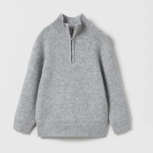 Stickad tröja med dragkedja  - Säljer denna super fina stickade tröjan med en dragkedja. Köpte den på zara i Spanien så jag tror inte att den går att köpa. Helt ny med prislapp kvar då jag köpte två i olika storlekar och inte han lämna tillbaka denna. Passar mig som brukar ha XS/S.❤️