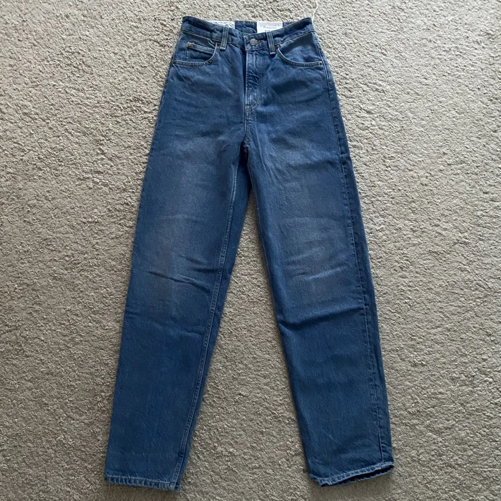 Baggy jeans från H&M i storlek 34, helt oanvända 💗. Jeans & Byxor.