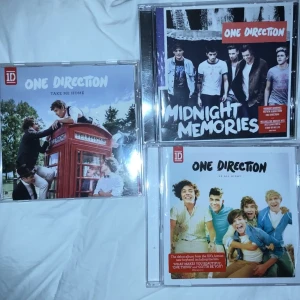 One Direction CD - 1D skivor köpta 2012-2013😭😭 knappt lyssnade på så i suveränt skick. Kan köpas separat eller som paket. En för 50kr så alla tre blir 150kr +frakt.