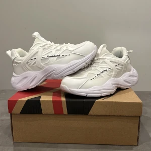 Helt nya skor  - Jag beställde helt nya skor från SHEIN. Det är storlek 38. Skorna är för små för mig. Om det va en storlek större så hade jag behållt skorna själv. Om du har storlek 37 så kommer det passa dig. Skorna är i perfekt skick. Testat en gång. 