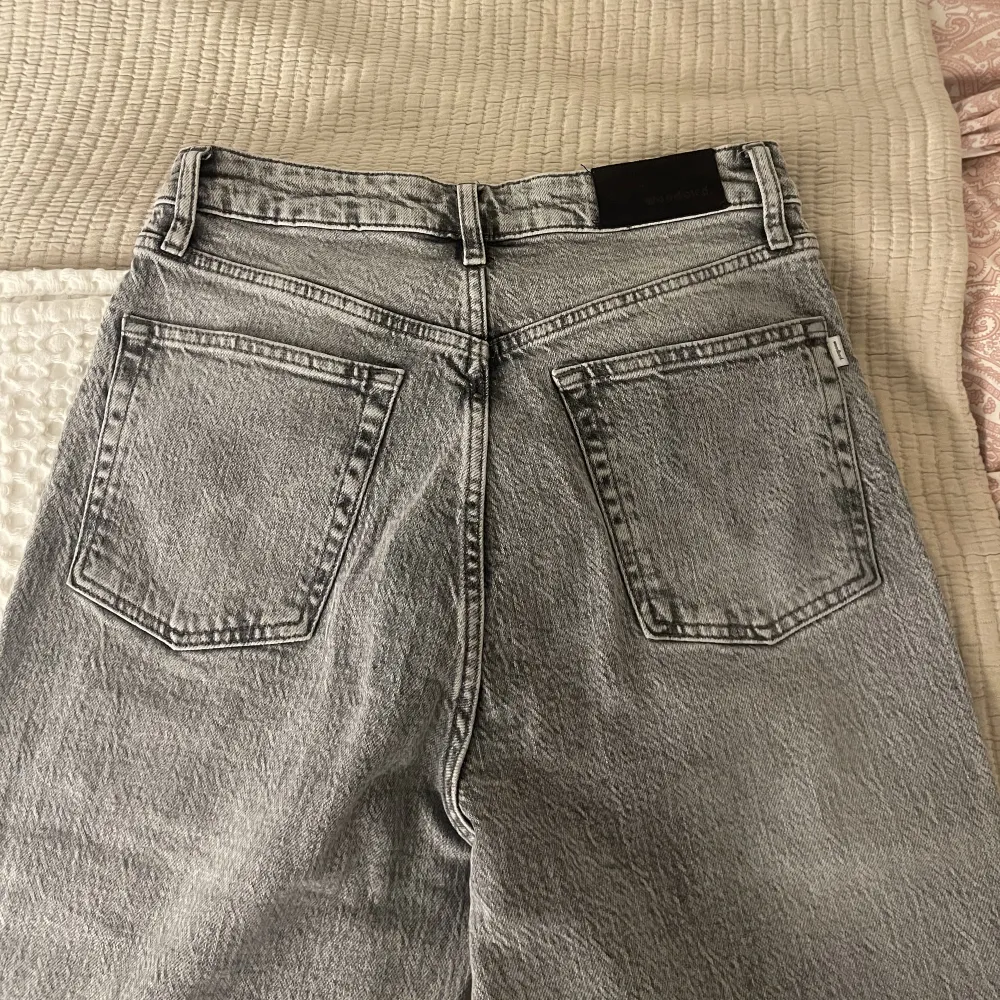 Säljer dessa fina gråa jeans. De är aldrig använda därför är de i bra skick. Storlek 28. Nypris 899kr.Skriv för fler bilder och vid intresse.😊🫶🏻 . Jeans & Byxor.