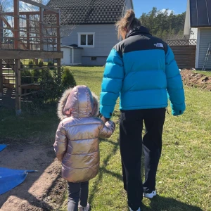 The north face JACKA - En skit snygg jacka! Ljusblå med svart💙🖤Inga skador och väldigt bra skick. Nypris 2600kr. För mer bilder kontakta mig !