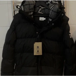 Burberry jacka - Autentisk burberry jacka som även kan bli till väst om man drar av ärmarna. Nyskick utan skador elr märken. Jackan har nfc. Du får med äkthetscertifikat, dustbag och taggar.