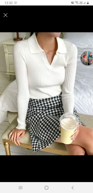 Vit tröja - Storlek L på plagget men passar mig som har s/m. Den är jätte stretchig och mjuk