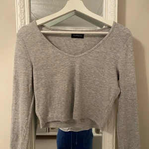 Even&odd - Lite kortare långärmad tajt tröja, knappast använd. Säljer då jag inte har någon användning av den längre 