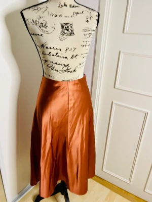 Kjol från Samsoe  - Säljer kjol i fin färg och bra kvalitet  