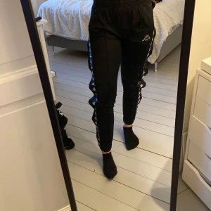 Kappa byxor  - Storlek: S Skick: Väldigt bra skick. Nypris: 599kr Pris kan diskuteras vid snabb affär!❤️