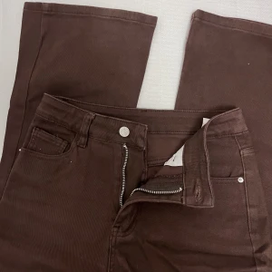 Bootcut bruna jeans - Säljer mina bruna bootcut jeans i strl S petite, säljer pga de sitter löst i midjan, byxorna är använda 1-2 gånger och är i jättebra skick🤎