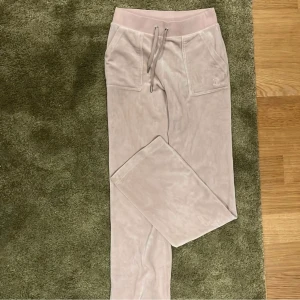 Juicy byxor! - Publicerar igen då jag helst vill ha fast pris o inte budgivning kan sänka pris vid snabb affär! Byxorna är i sparsamt skick men inte ny skick. Köpta för 1000/1100! Hör av er för mer info!❤️❤️❤️ dem är beiga!