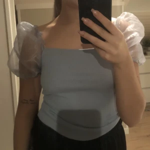 blå topp med puffärmar - superfin blå topp med puffärmar i storlek 36, endast använd 2 gånger och säljer för att den inte kommer till användning, köparen står för frakt 🤍 