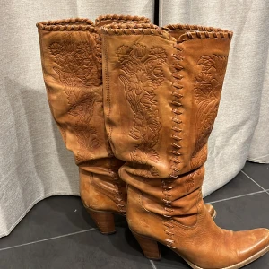 Bronx stövlar - Skitsnygga cowboy boots från Bronx i storlek 38, köpte de begagnade så vet inte nypris men skulle tippa på över 2000kr iallafall 