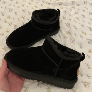 Låga ”uggs” - Aldrig använda endast provade, rejäl kvalite, bra sula och varma!! 🤎storlek 39 men är små så 38 skulle jag säga!
